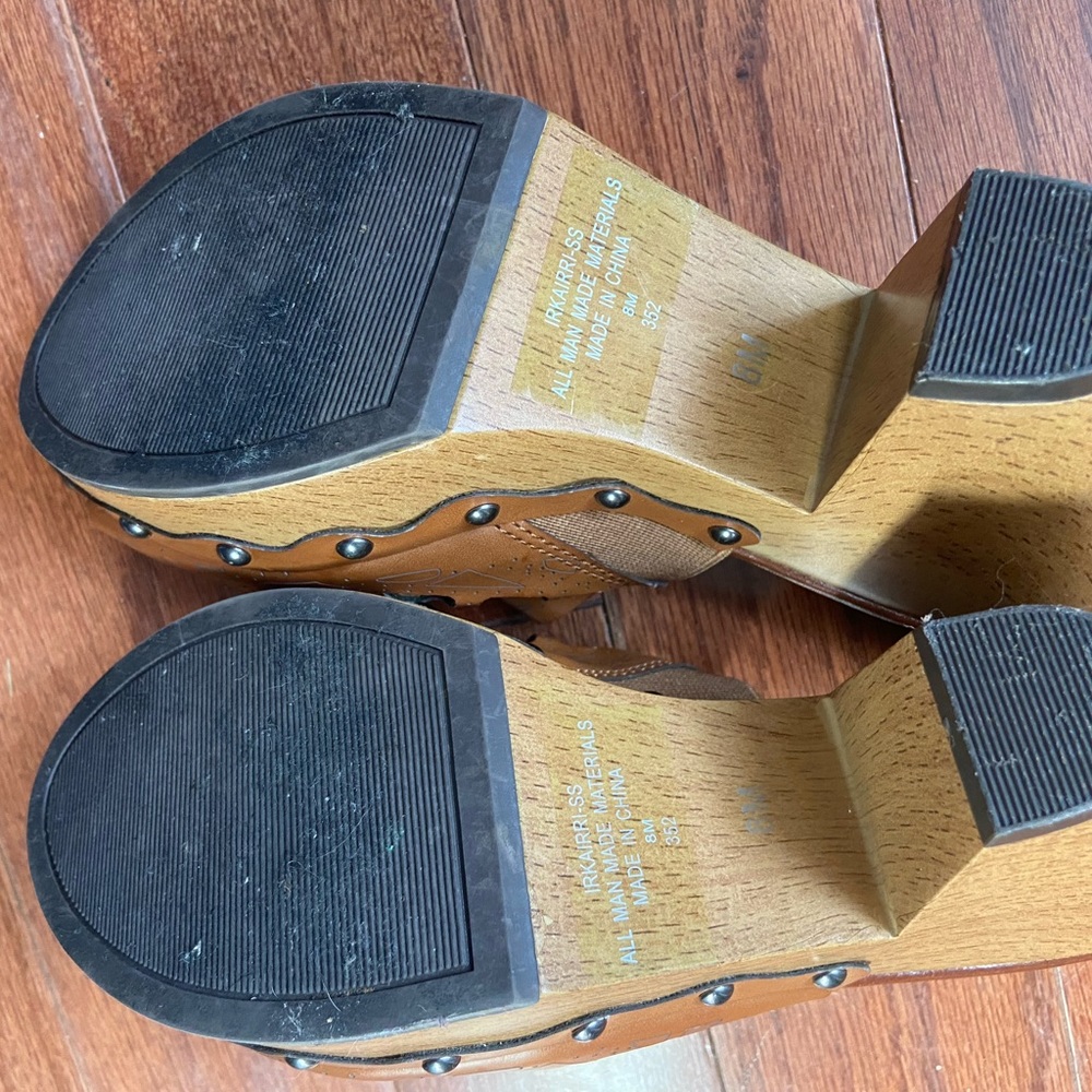 Ladies size 8 heels - Picture 2 of 4